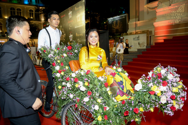   Nữ diễn viên hài Lâm Vỹ Dạ 'chơi lầy' khi xuất hiện cùng xe xích lô đầy hoa tại thảm đỏ Mai Vàng 2018  