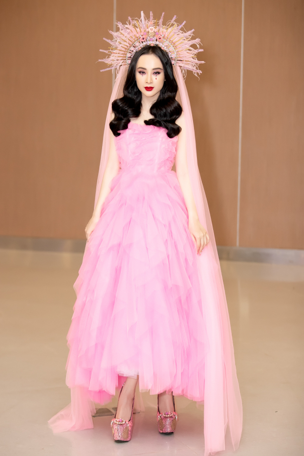  Luôn luôn chọn phong cách khác lạ gây bất ngờ cho truyền thông, công chúng, tại một sự kiện mới đây Angela Phương Trinh đã lựa chọn chiếc váy hồng được thiết kế nhiều tầng kết hợp cùng lối make up giọt lệ sầu bi cực kỳ ấn tượng.  