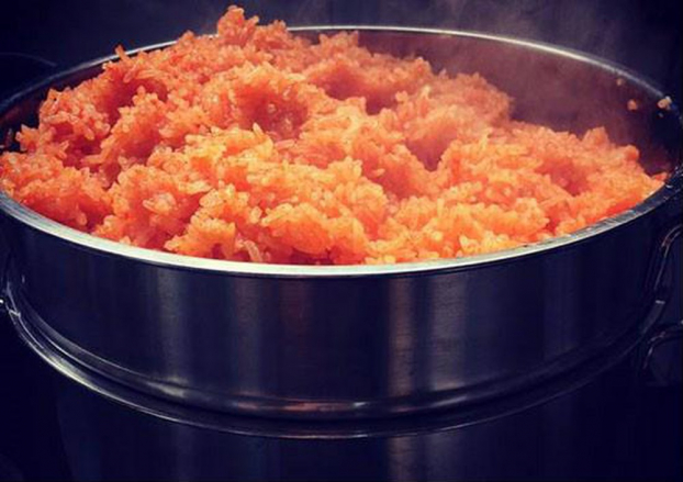   Cho hỗn hợp gạo nếp, gấc vừa trộn ở bước 2 vào xửng hấp trong thời gian từ 25 - 30 phút.  