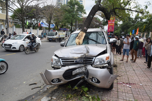   Hiện trường vụ tai nạn thương tâm tại Quảng Nam chiều 26/1 (Ảnh: Thanh Thắng)  