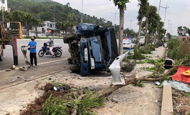Quảng Ninh: Xe tải húc văng xe máy, lật nhào rồi kéo lê chục mét sáng 30 Tết 0