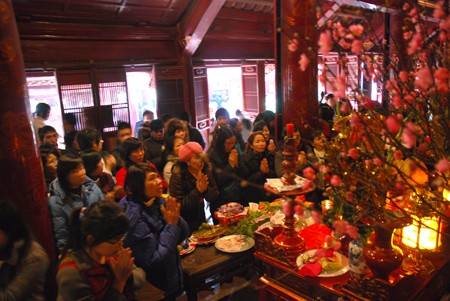   Người dân đổ xô đi lễ chùa đầu năm để cầu bình an, may mắn (Ảnh: Internet)  