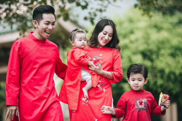   Kiện tướng dancesport Khánh Thi - Phan Hiển cùng hai bé Bi, Na hạnh phúc trong ngày đầu xuân.  