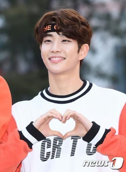 BXH thương hiệu nam Idol Kpop tháng 2: 2 mẩu BTS chiếm trọn ngôi vương 21