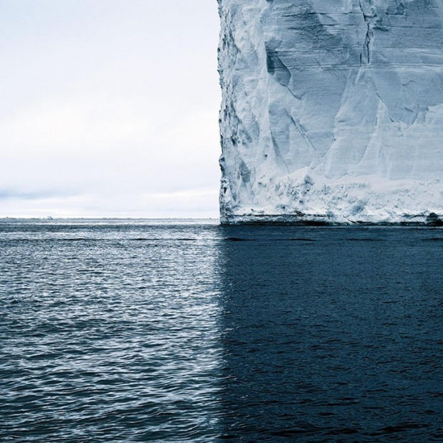   Bóng của tảng băng trên biển tiếp nối hoàn hảo với vật thật.  