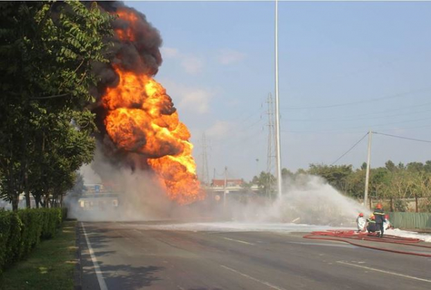 TP HCM: Xe bồn chở xăng bốc cháy dữ dội trên xa lộ Hà Nội, giao thông ùn ứ nhiều giờ 0