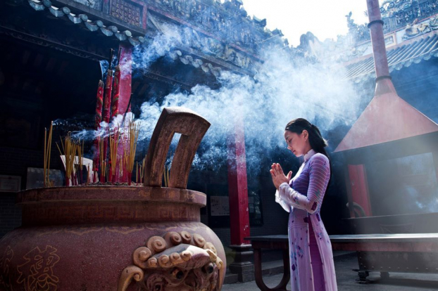   Nhiều nam thanh nữ tú đi chùa đầu năm để cầu tình duyên.  