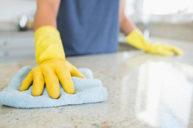   Nên dùng găng tay chuyên dụng khi rửa bát, lau sàn nhà hoặc dọn dẹp nhà cửa có liên quan đến hóa mĩ phẩm, chất tẩy rửa.  