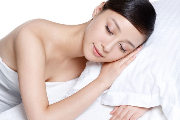   Để nguyên khuôn mặt còn đầy mĩ phẩm, bụi bẩn lên giường ngủ sẽ khiến da bạn lão hóa nhanh chóng.  