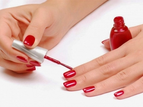   Nhiều phụ nữ thích sơn móng tay hơn là chăm sóc da tay.  