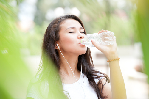   Uống đủ 1,5 đến 2 lít nước mỗi ngày sẽ giúp làm da khỏe mạnh, căng mọng hơn.  