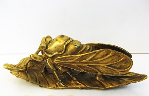   Ve sầu mạ vàng hoặc vàng nguyên chất là một món quà ý nghĩa, nó tượng trưng cho sự bất tử.  