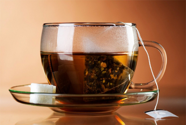   Uống trà hoặc lấy túi lọc trà đã dùng đắp vào phần vết thương, sẽ làm dịu cơn đau và se miệng vết loét.  