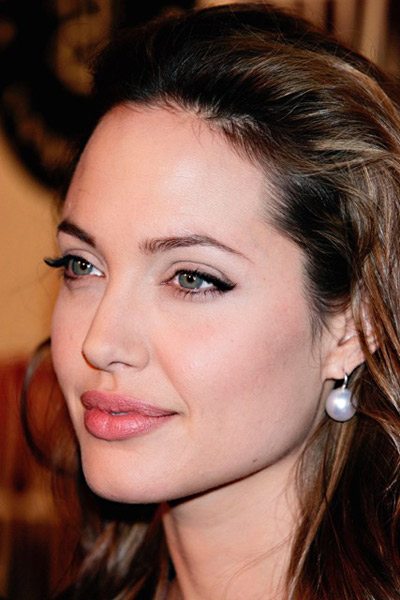   Angelina Jolie với cặp môi sexy là biểu tượng của hầu hết chị em phụ nữ hiện đại.  