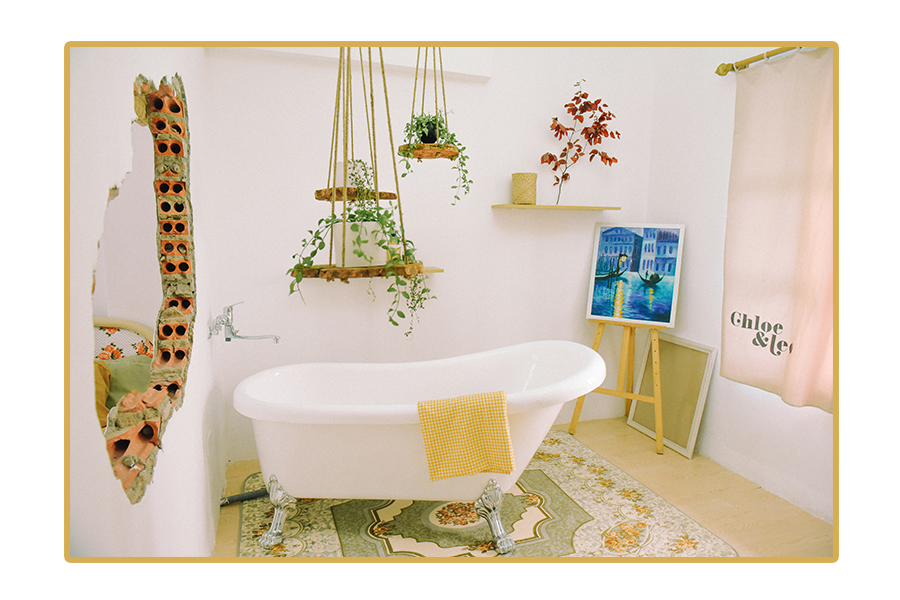              Phòng tắm với cây cỏ, tranh vẽ,...là điểm nhấn nổi bật của homestay.