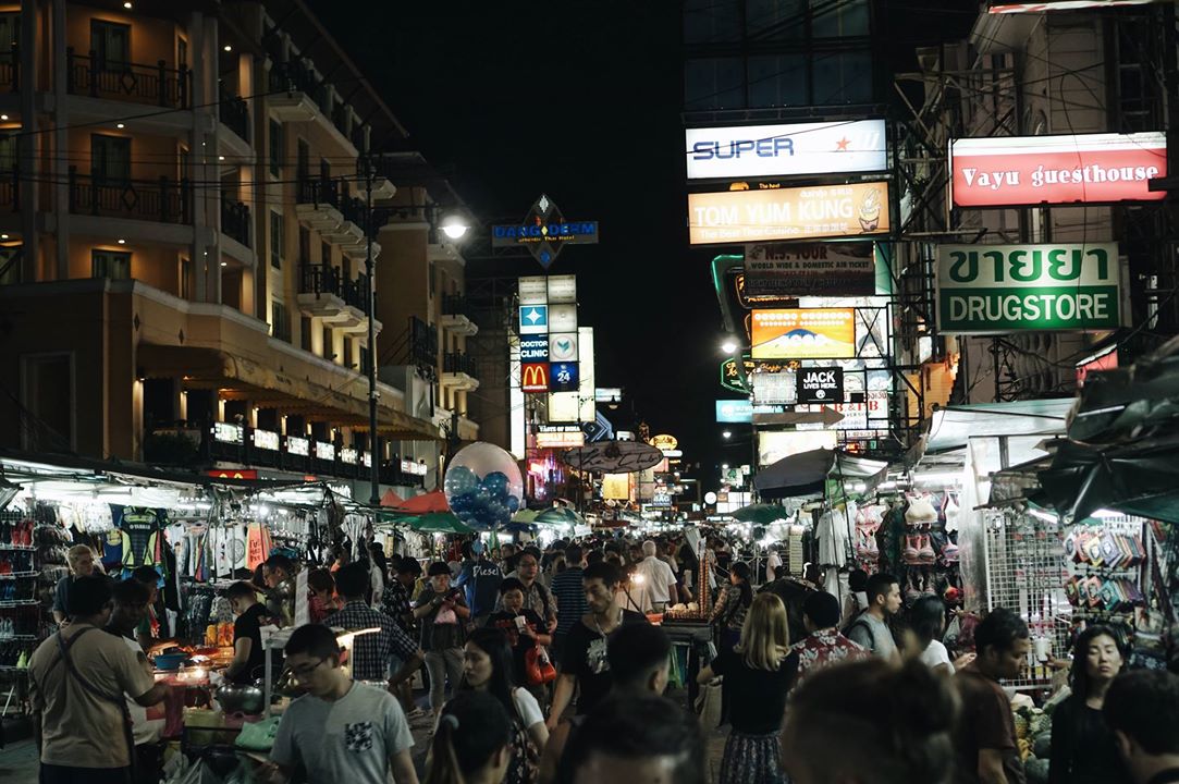 Khaosan là con phố đêm tấp nập nhất Bangkok.