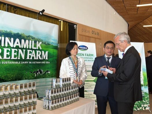    Ông Richard Hall và các đại diện Vinamilk trao đổi thêm về mô hình Green Farm đã được Vinamilk xây dựng tại Việt Nam  