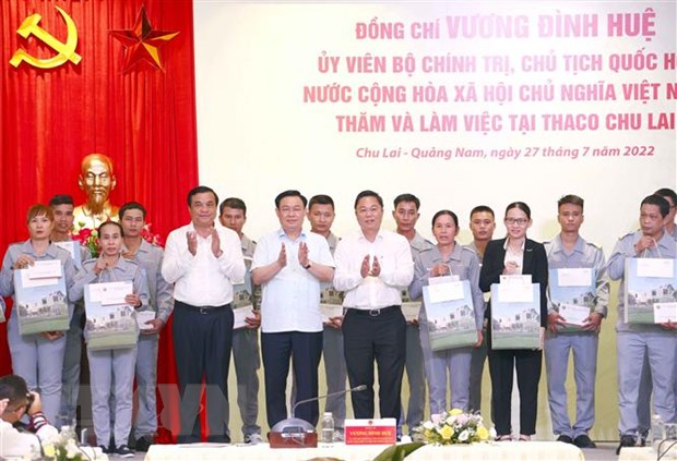  Chủ tịch Quốc hội Vương Đình Huệ tặng quà cán bộ, công nhân viên, người lao động là con em gia đình thương binh, liệt sĩ làm việc tại Công ty Cổ phần Tập đoàn Trường Hải. (Ảnh: Doãn Tấn)