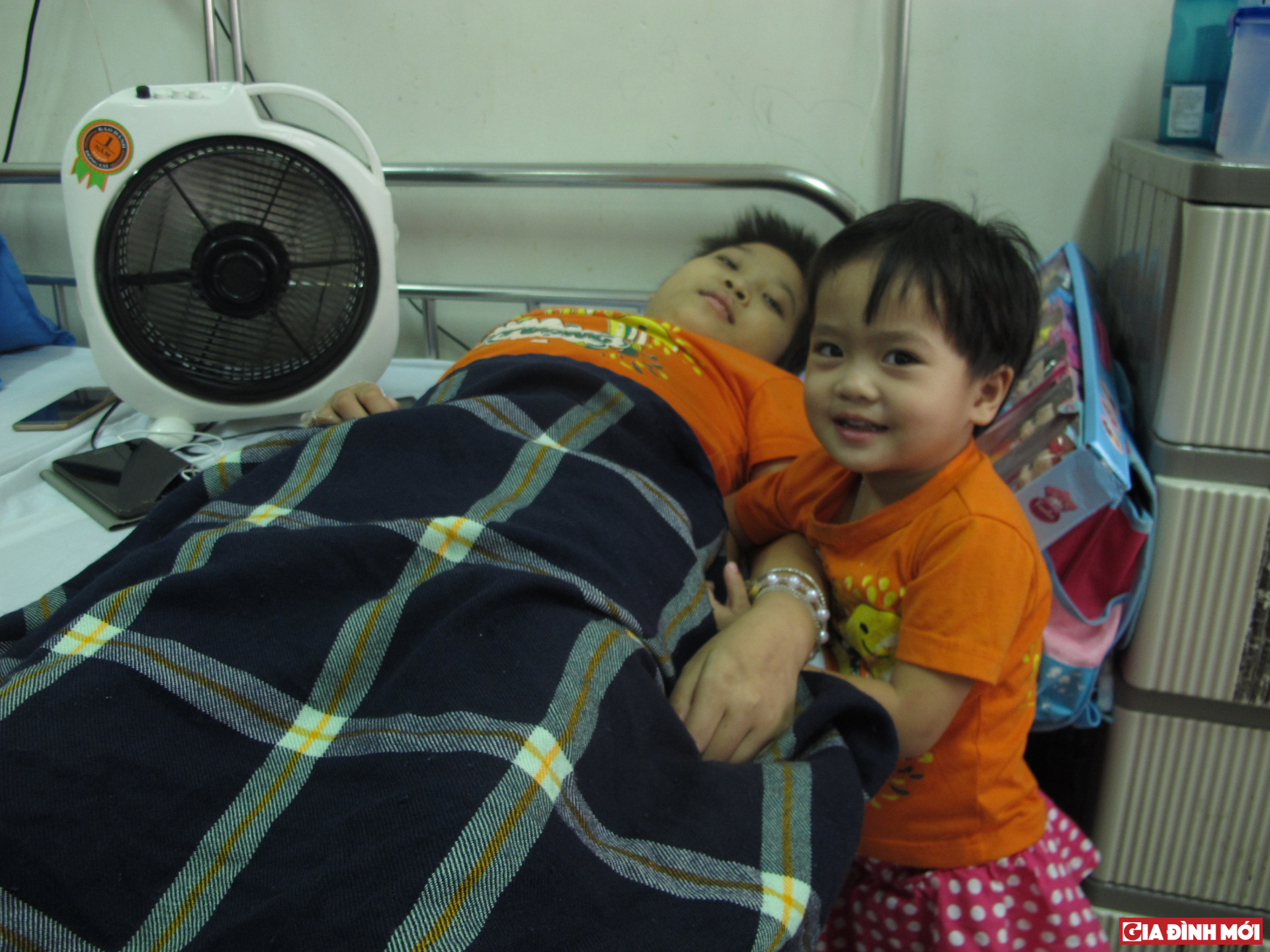 Hà Nhi vui khi có em gái Quỳnh Chi từ quê ra thăm mình ở bệnh viện