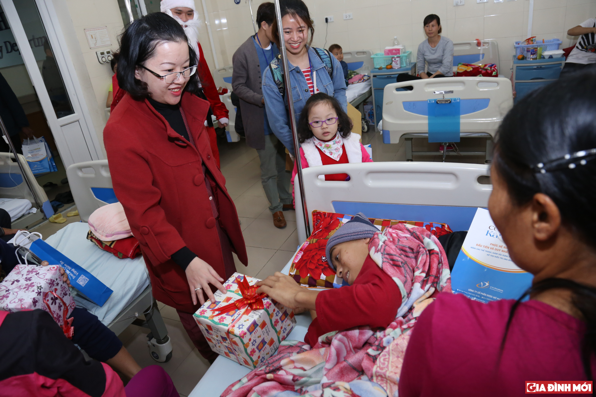 Chị Phương Dung đến tận giường bệnh tặng quà cho bệnh nhân nhi