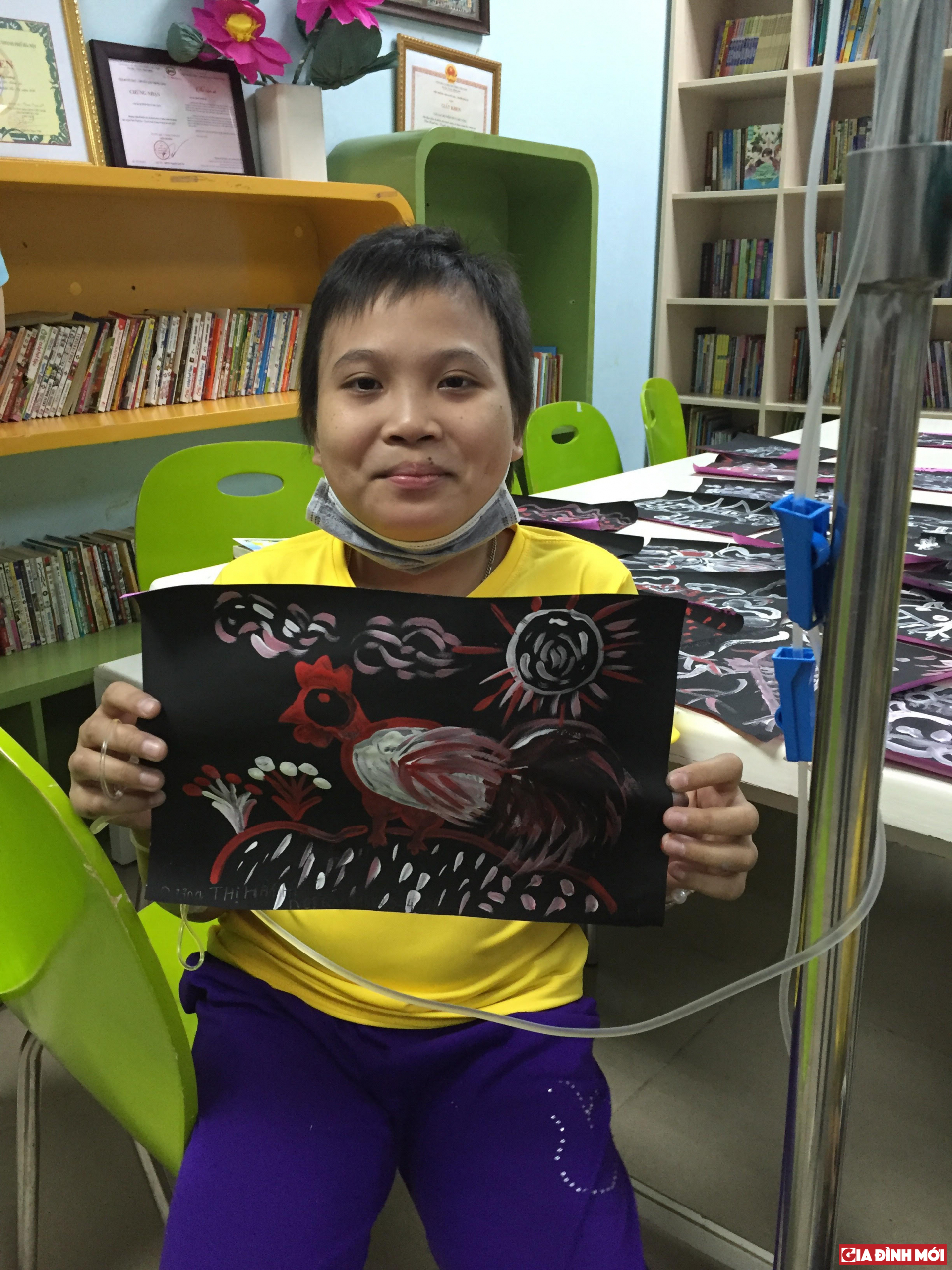 Nhi đã khỏe hơn và tham gia lớp vẽ ở thư viện của khoa Bệnh máu trẻ em 