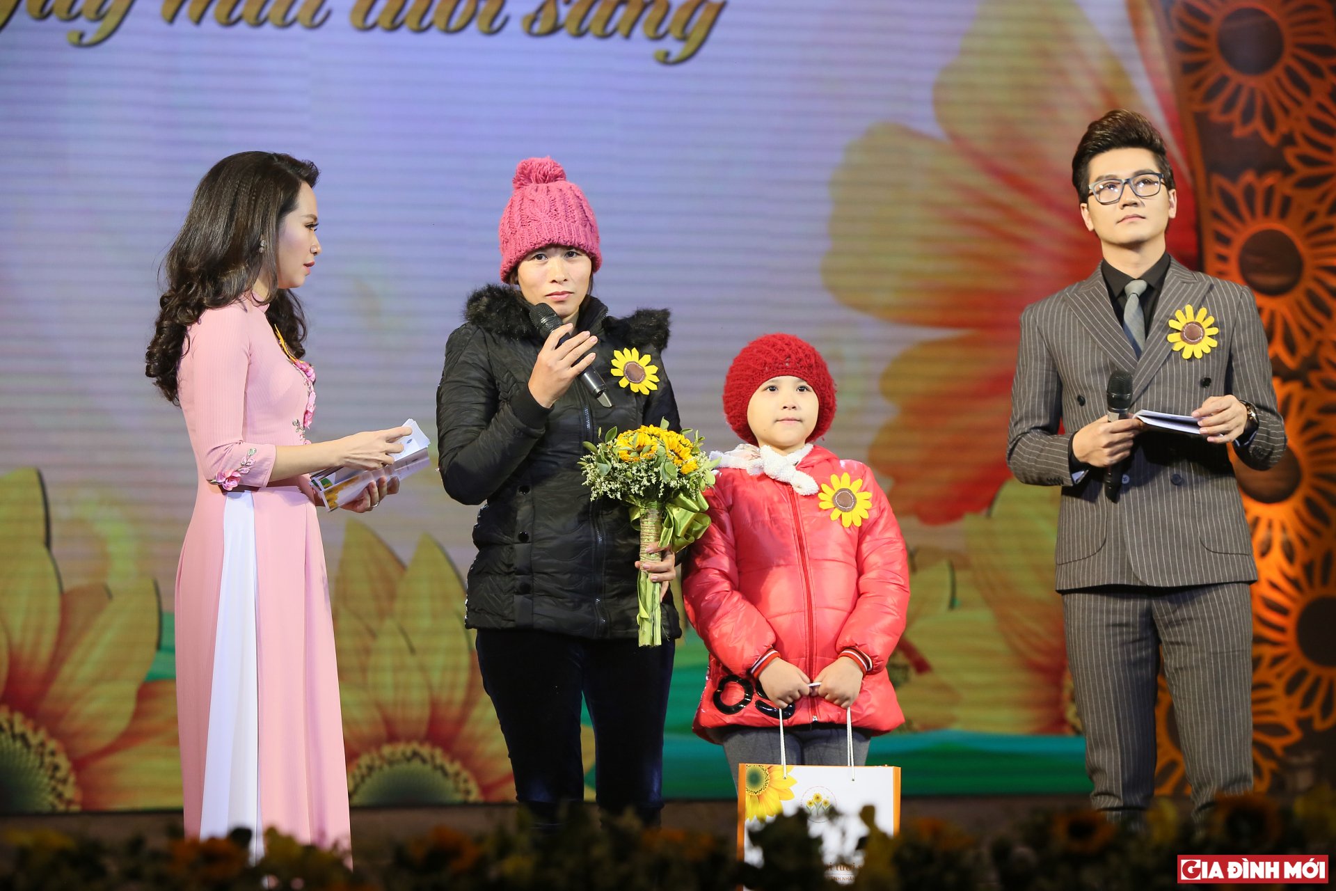 Chị Hà và bé Ngọc chia sẻ câu chuyện của mình trên sân khấu