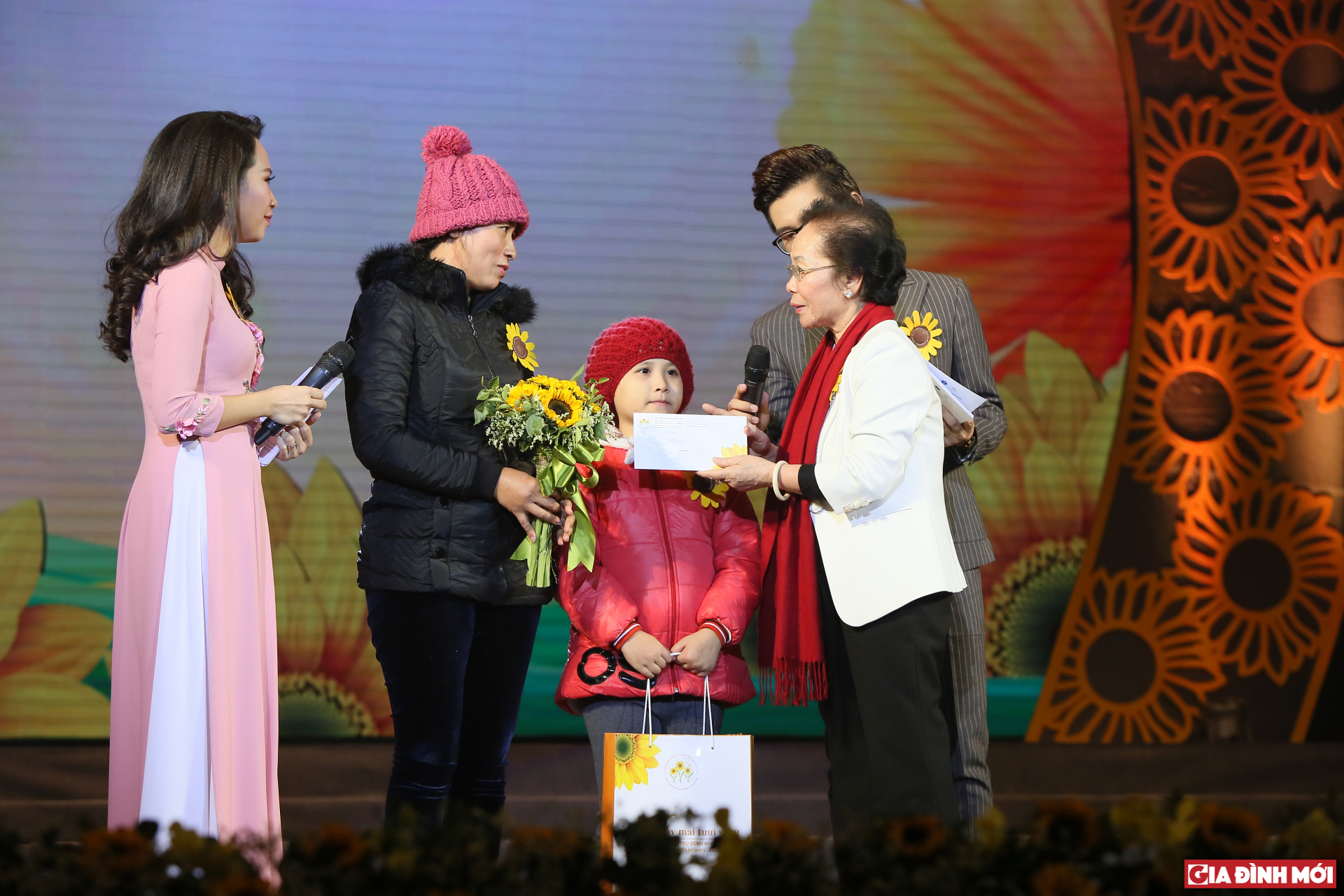 GS.TS Nguyễn Thị Doan xúc động với câu chuyện cả hai mẹ con cùng mắc bệnh ung thư