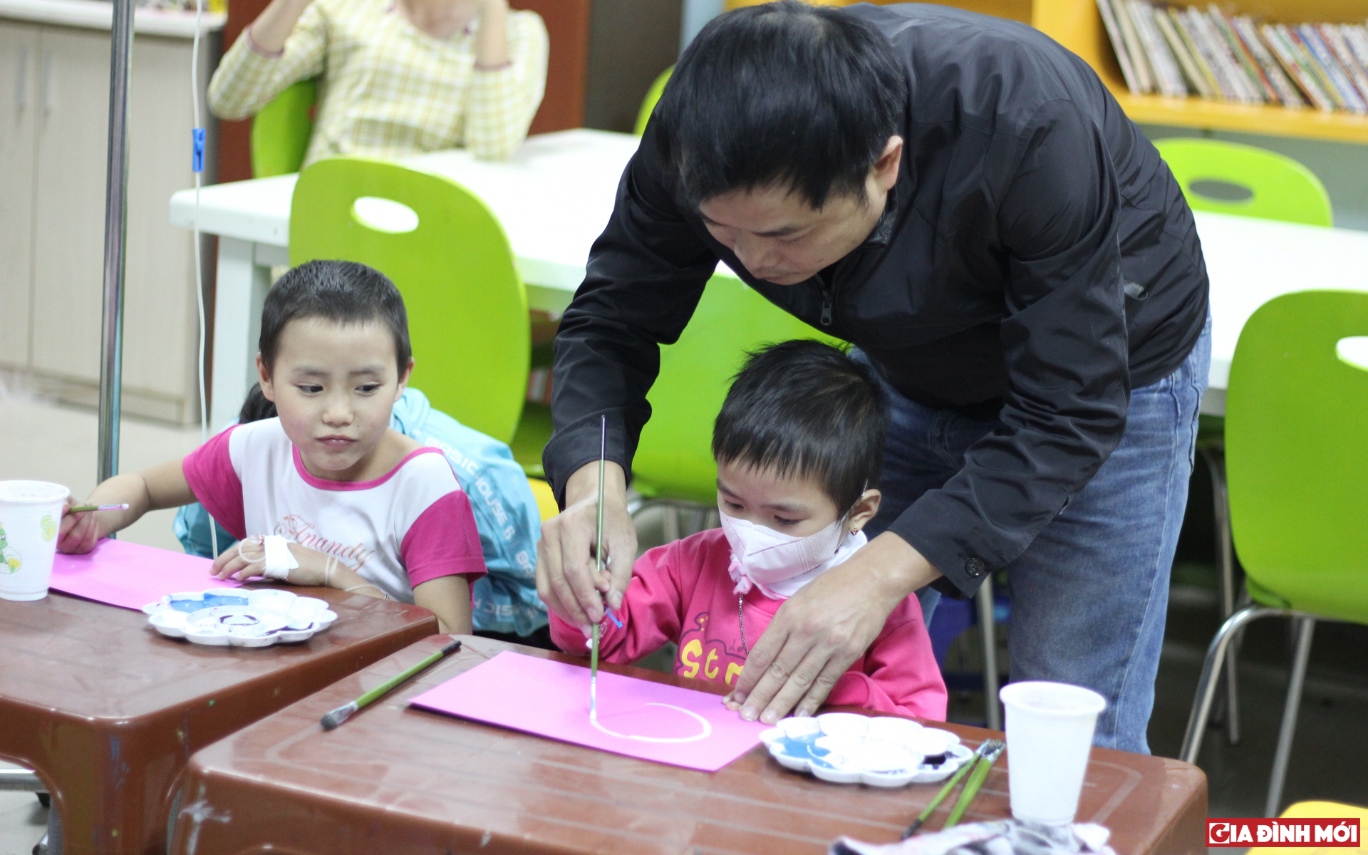 Họa sĩ Nguyễn Tuấn Sơn hướng dẫn cho các em cách vẽ 12 con giáp