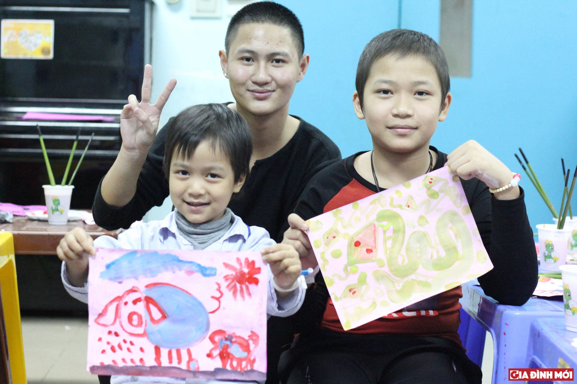 Trợ giảng Đỗ Mạnh Dũng hỗ trợ cho các em bé tại lớp vẽ