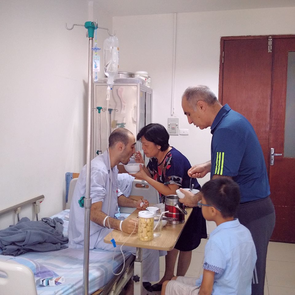 Eldaniz nhận được sự chăm sóc, yêu thương của bao người khi điều trị ở Việt Nam