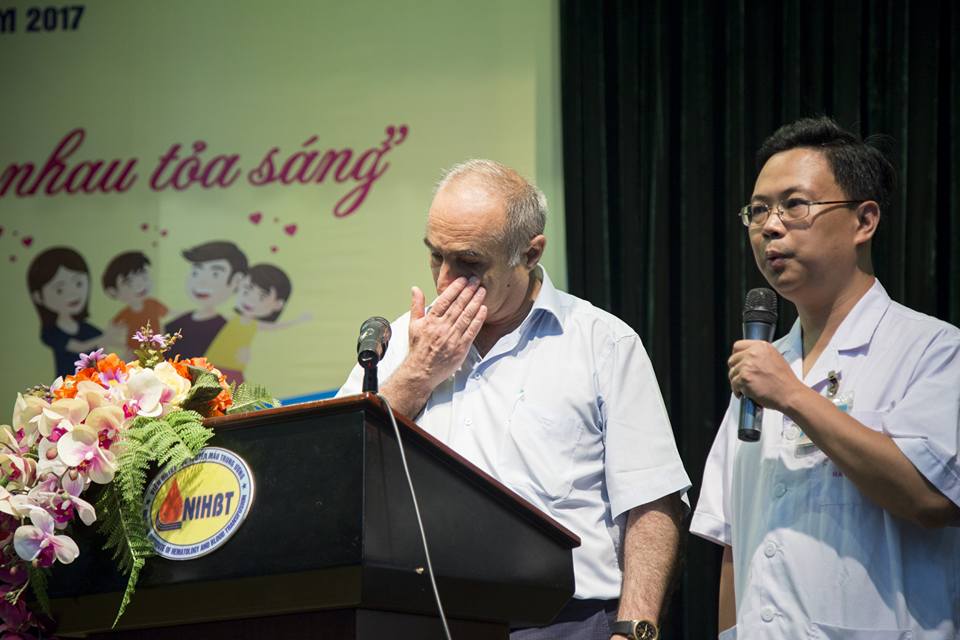 Giấy phút xúc động của ông Valex bên bác sĩ Hà Thanh tại buổi lễ chia tay do viện Huyết học tổ chức