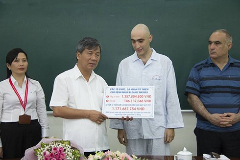Eldaniz đón nhận những tắm lòng hảo tâm của cộng đồng người Việt