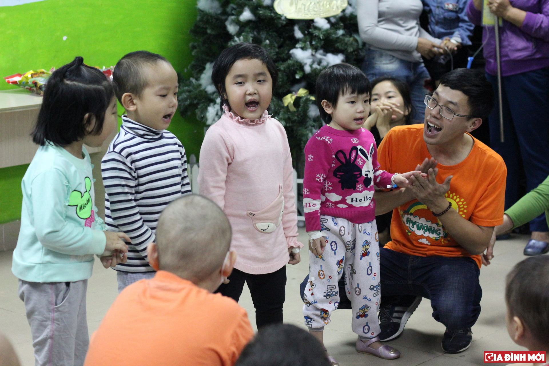 Các em bé vui tươi cất cao tiếng hát trong tiệc sinh nhật của tháng 1