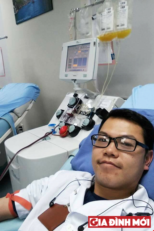 Bác sĩ Hoàng Chí Cương trong một lần hiến máu
