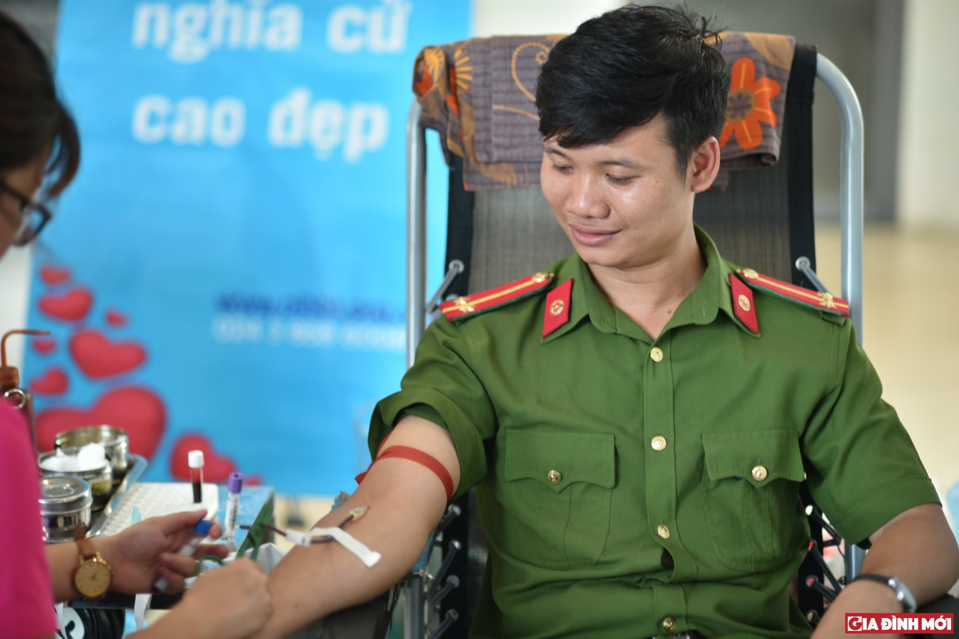 Chiến sĩ công an hiến máu với nụ cười trên môi