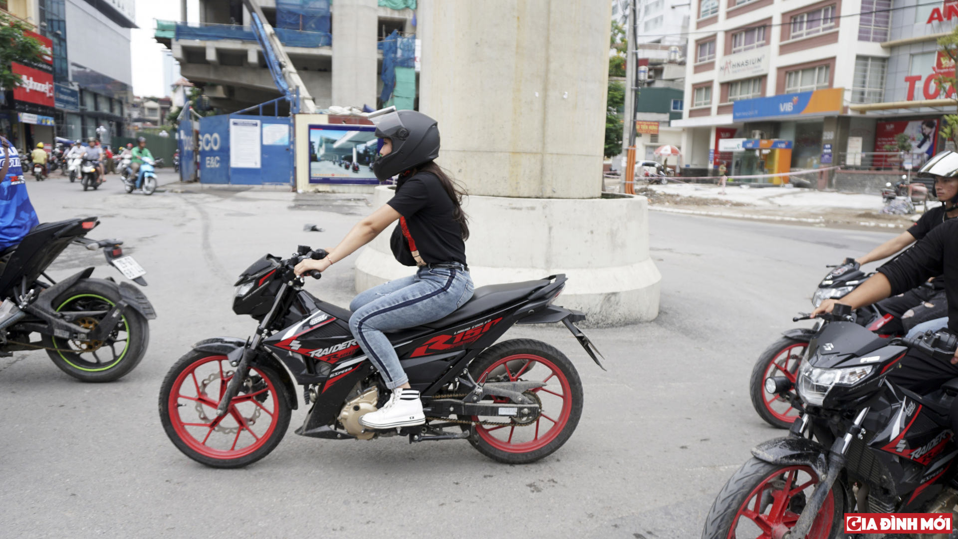 Một nữ biker đam mê dòng xe Suzuki Raider
