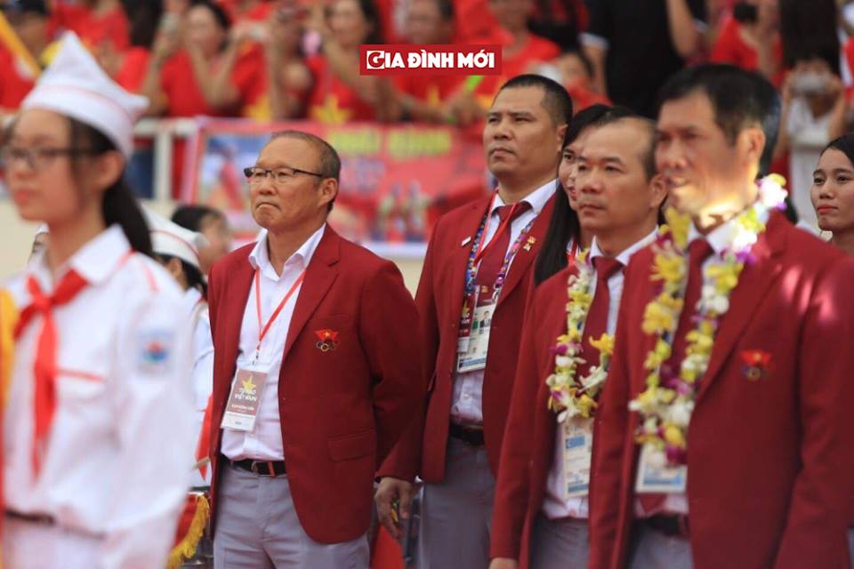 Dàn cầu thủ Olympic Việt Nam ‘lột xác’ với vest đỏ soái ca 0