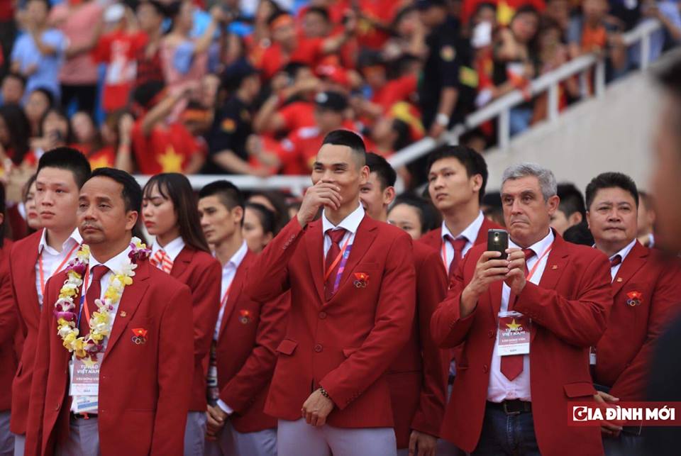 Dàn cầu thủ Olympic Việt Nam ‘lột xác’ với vest đỏ soái ca 1