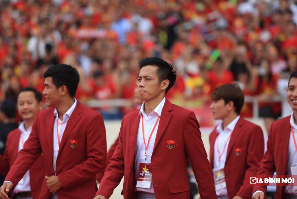 Dàn cầu thủ Olympic Việt Nam ‘lột xác’ với vest đỏ soái ca 2