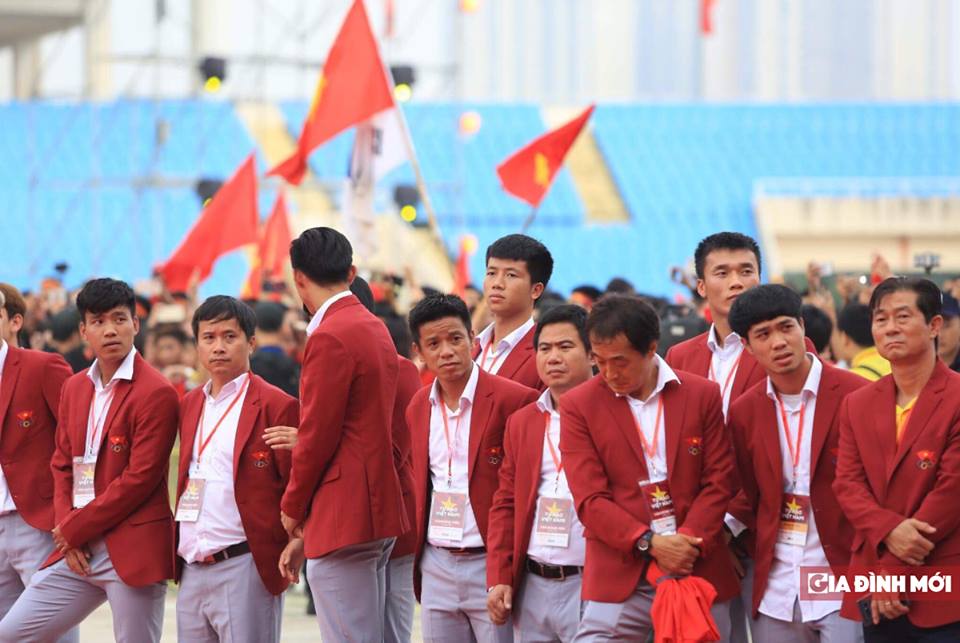 Dàn cầu thủ Olympic Việt Nam ‘lột xác’ với vest đỏ soái ca 3