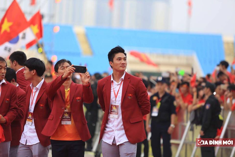 Dàn cầu thủ Olympic Việt Nam ‘lột xác’ với vest đỏ soái ca 4