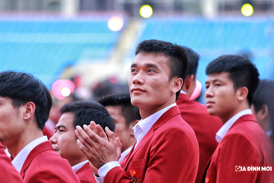 Dàn cầu thủ Olympic Việt Nam ‘lột xác’ với vest đỏ soái ca 6