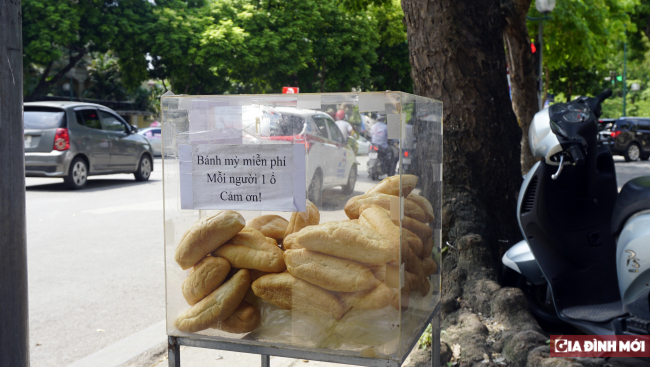   Tủ bánh mì miễn phí tại ngã tư Trần Phú - Điện Biên Phủ  