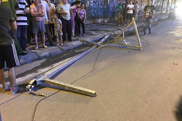   Thanh sắt dài khoảng 4 mét rơi xuống đường khiến 1 người chết, 1 người bị thương nặng  