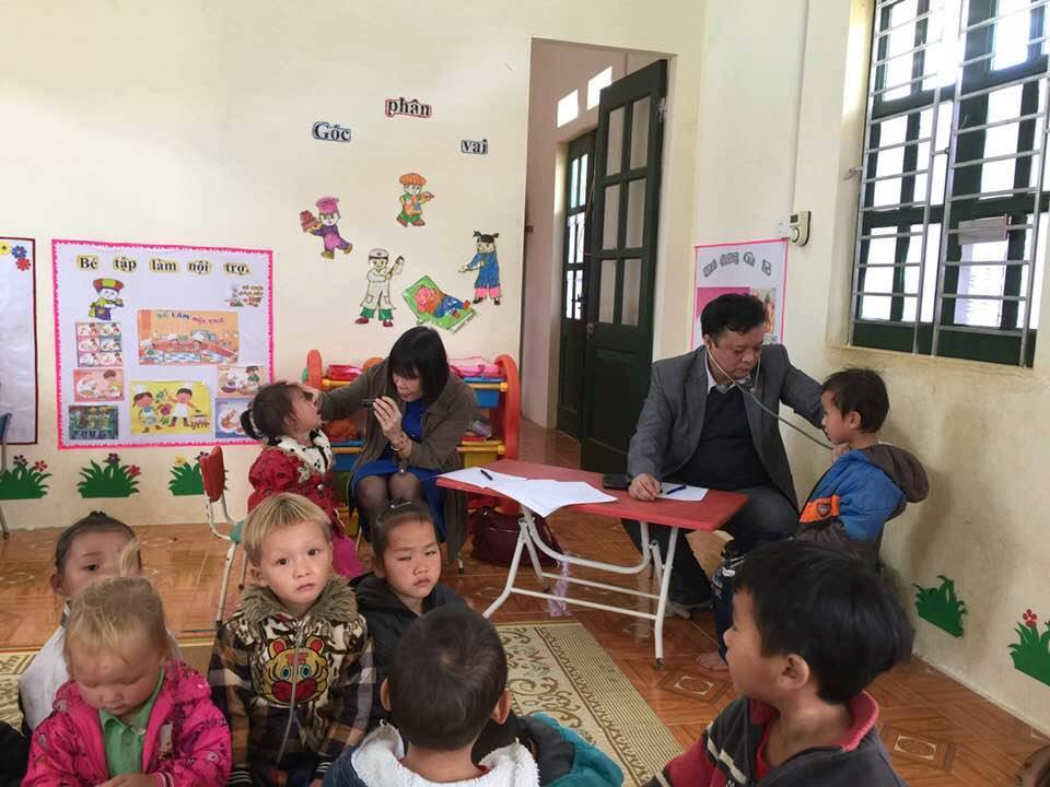 các bác sĩ khám cho các em học sinh điểm trường Nà Bản (xã Xuân Lạc, huyện Chợ Đồn, tỉnh Bắc Kạn)