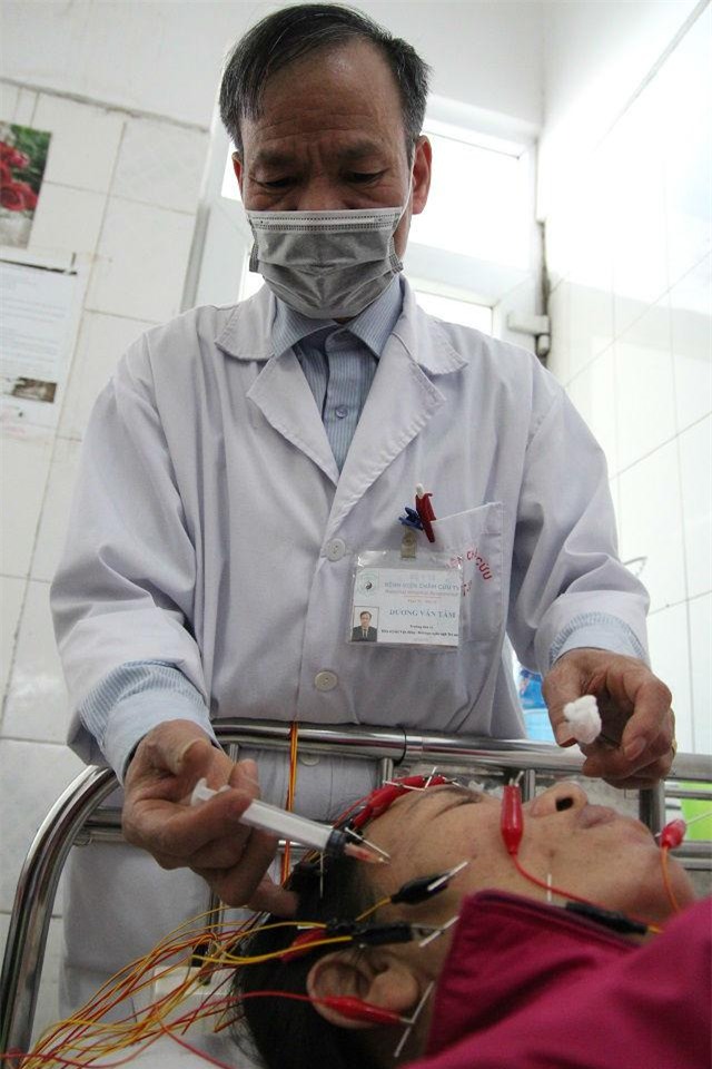 Bác sĩ Dương Văn Tâm trị méo mặt cho bệnh nhân bằng điện châm, thủy châm