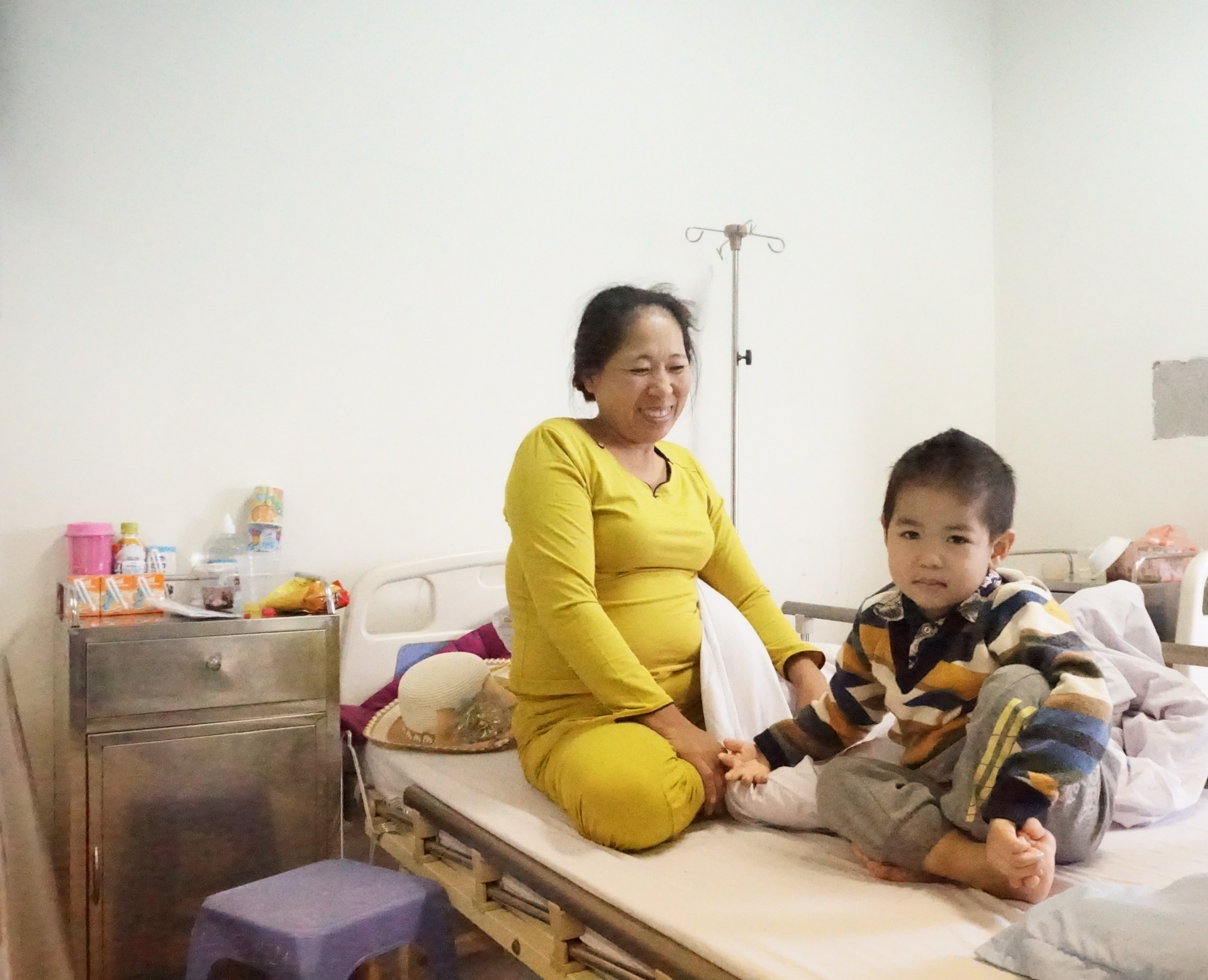 Với cô Song, bệnh viện như là nhà với đứa cháu ngoại