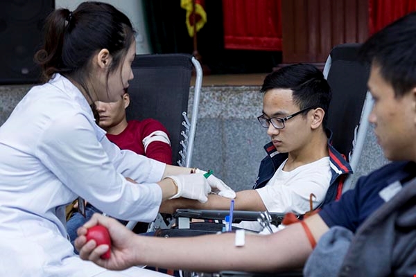 Rất nhiều người có mặt từ sớm tại Viện Huyết học - Truyền máu TW, sẵn sàng chờ đợi để được hiến máu sau khi biết thông tin nhóm máu O đang thiếu trầm trọng.