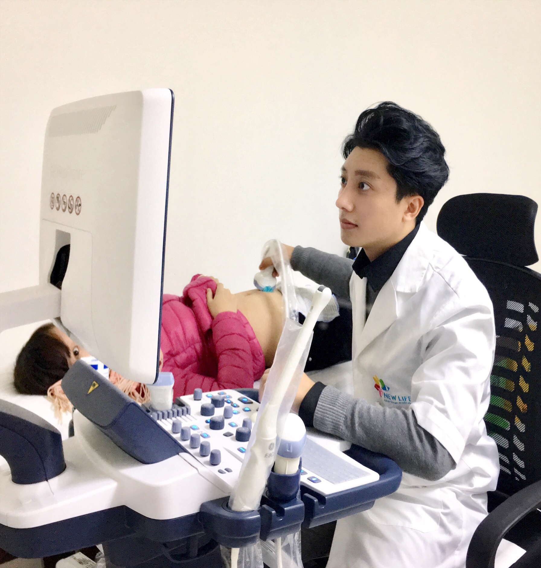 Bác sĩ Trần Vũ Quang đang siêu âm cho một sản phụ