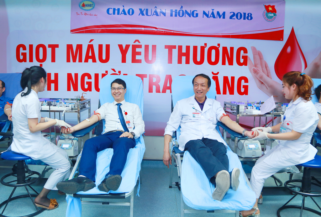 Viện trưởng Bạch Quốc Khánh tươi cười khi được hiến máu tình nguyện lần thứ 21 cùng đông đảo cán bộ y tế, bác sĩ.
